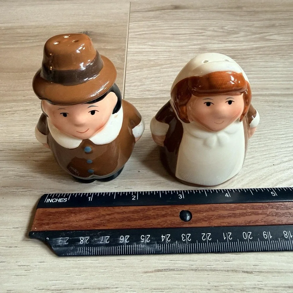 Pilgrim Pair Salt and Pepper Shakers Thanksgiving Themed 2004 Vintage Publix